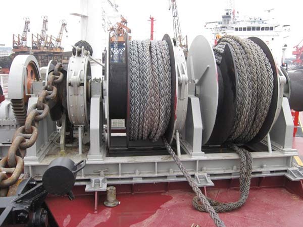 Deck winch supplied by Sinma