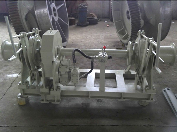 Hydraulic anchor winch with double gypsy