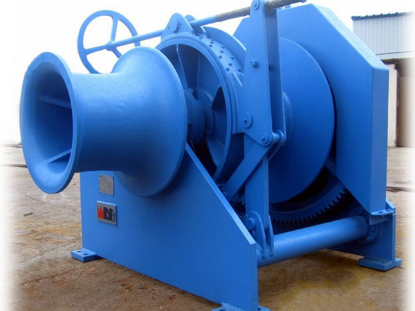 Drum mooring winches for boats