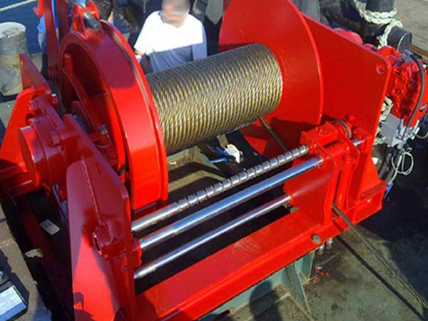 Cable pulling winch with spooling device